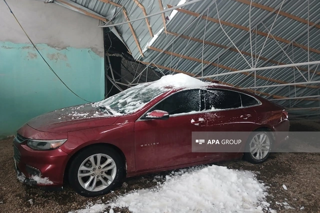 Qazaxda güclü qar səbəbindən evin talvarı çöküb, iki avtomobil altında qalıb