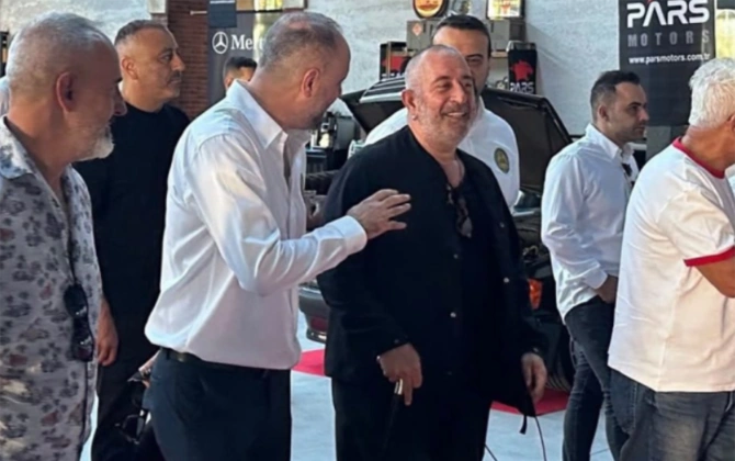 Cem Yılmaz tədbirə əsa ilə gəldi - FOTO