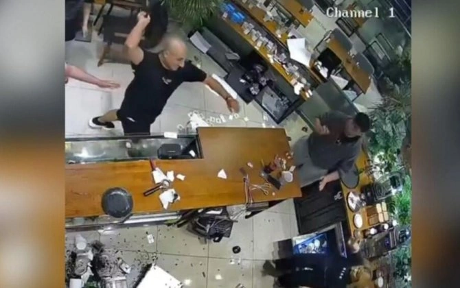 Qadın işçiyə hörmətsizlik: Müştəri kafeni bir-birinə qatdı - VİDEO
