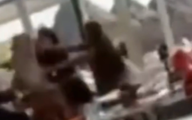 Bakıda restoranda bloqerlər saçyolduya çıxdı - VİDEO