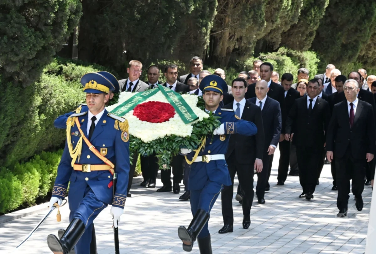 Berdiməhəmmədov Heydər Əliyevin məzarını ziyarət etdi - FOTO