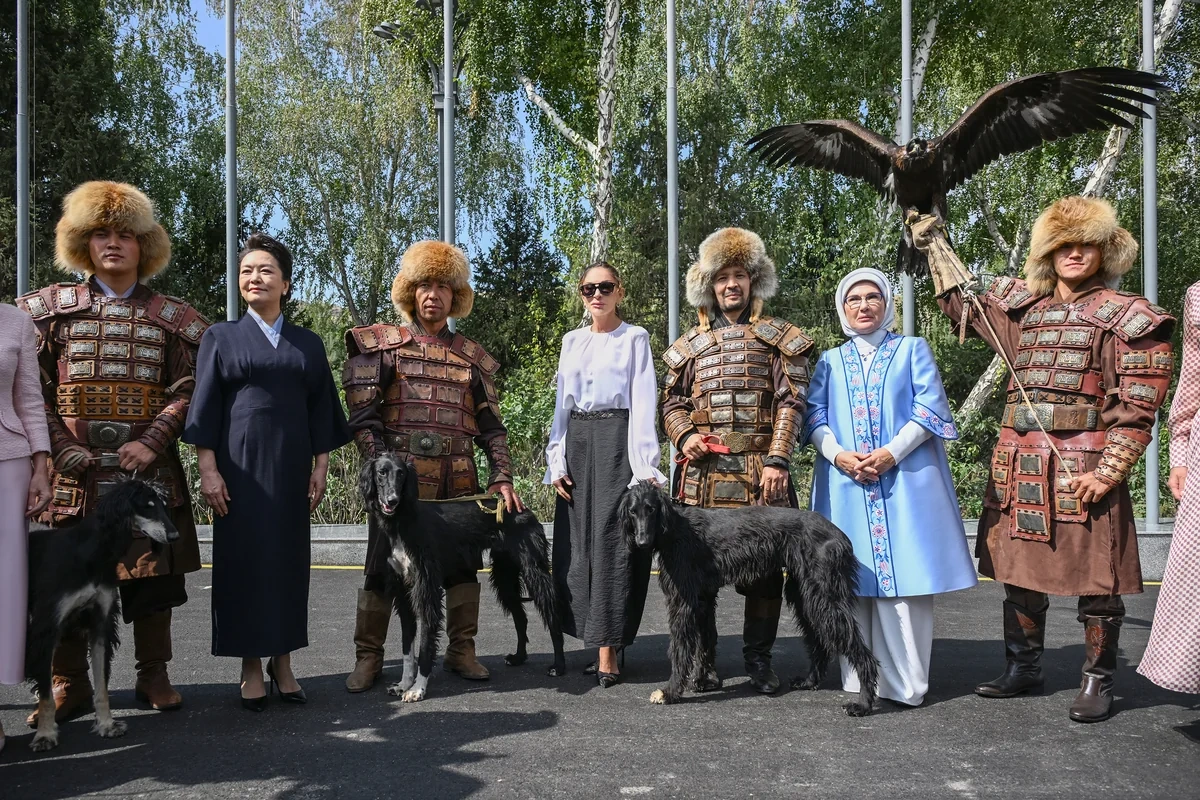 Mehriban Əliyeva Bişkekdə dekorativ-tətbiqi sənət ustalarının əl işlərindən ibarət sərgi ilə tanış oldu - FOTO