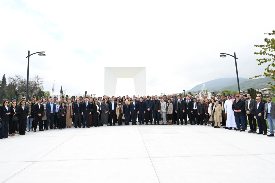 Diplomatik korpusun nümayəndələri Xankəndi Zəfər parkına gediblər - FOTO
