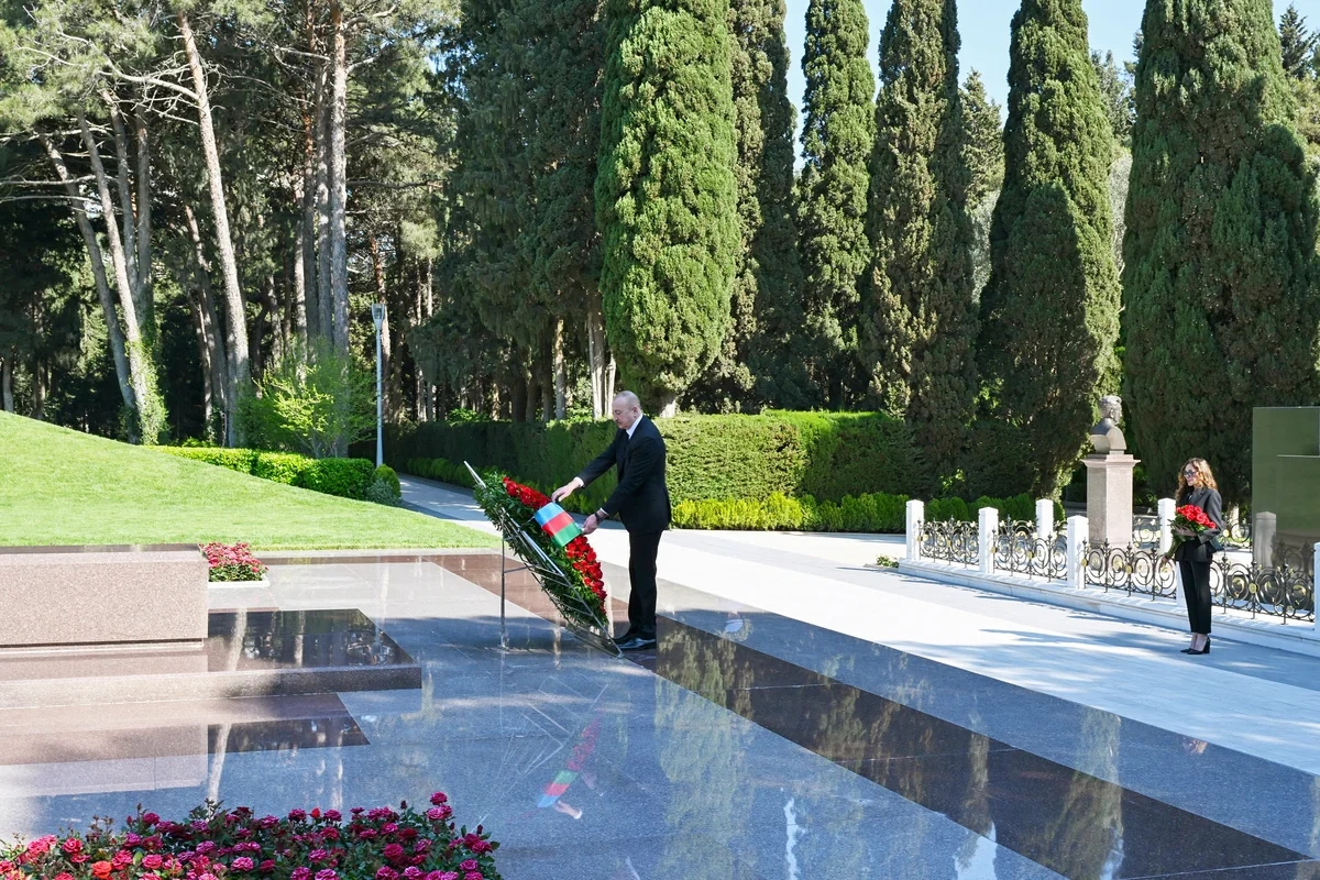 İlham Əliyev və Mehriban Əliyeva Fəxri xiyabanda Heydər Əliyevin məzarını ziyarət ediblər - FOTO