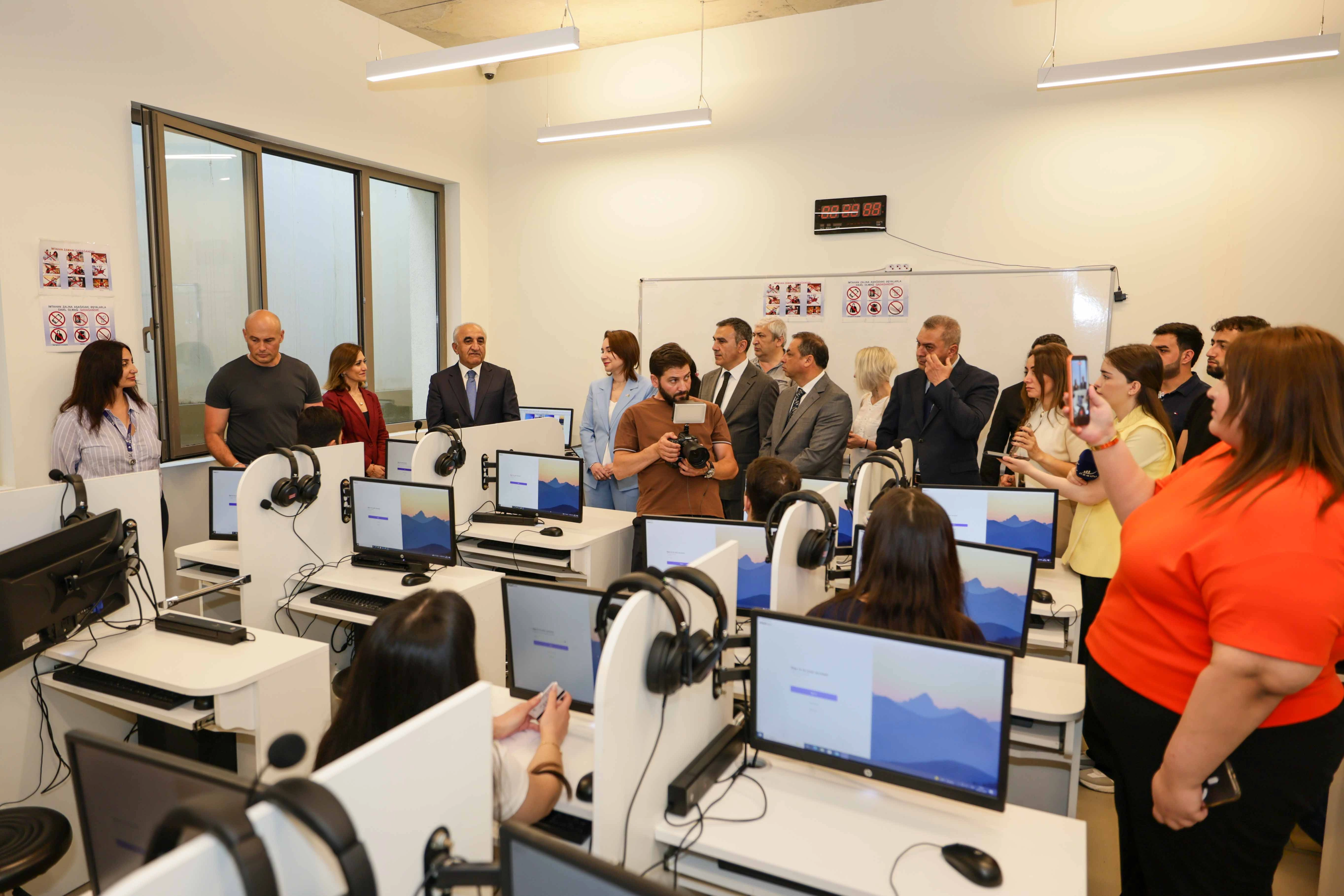 Azərbaycan ali təhsilində ilk: UNEC-də APTIS əsaslı ingilis dili imtahanları keçirilir - FOTO