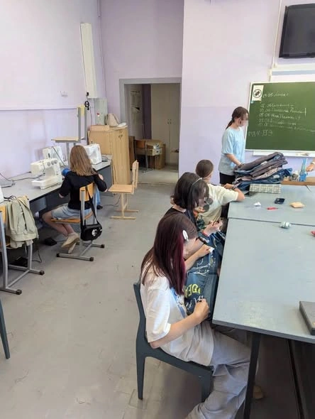 Rusiyada 5-6-cı sinif şagirdlərinə işğalçı Putin ordusunun əsgərləri üçün alt paltarları tikdirirlər...-FOTOLAR