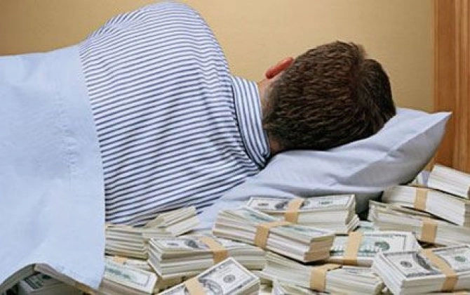 Azərbaycanda "yastıq altında" olan 10 milyard dollar - Bu pul kimlərin evindədir?