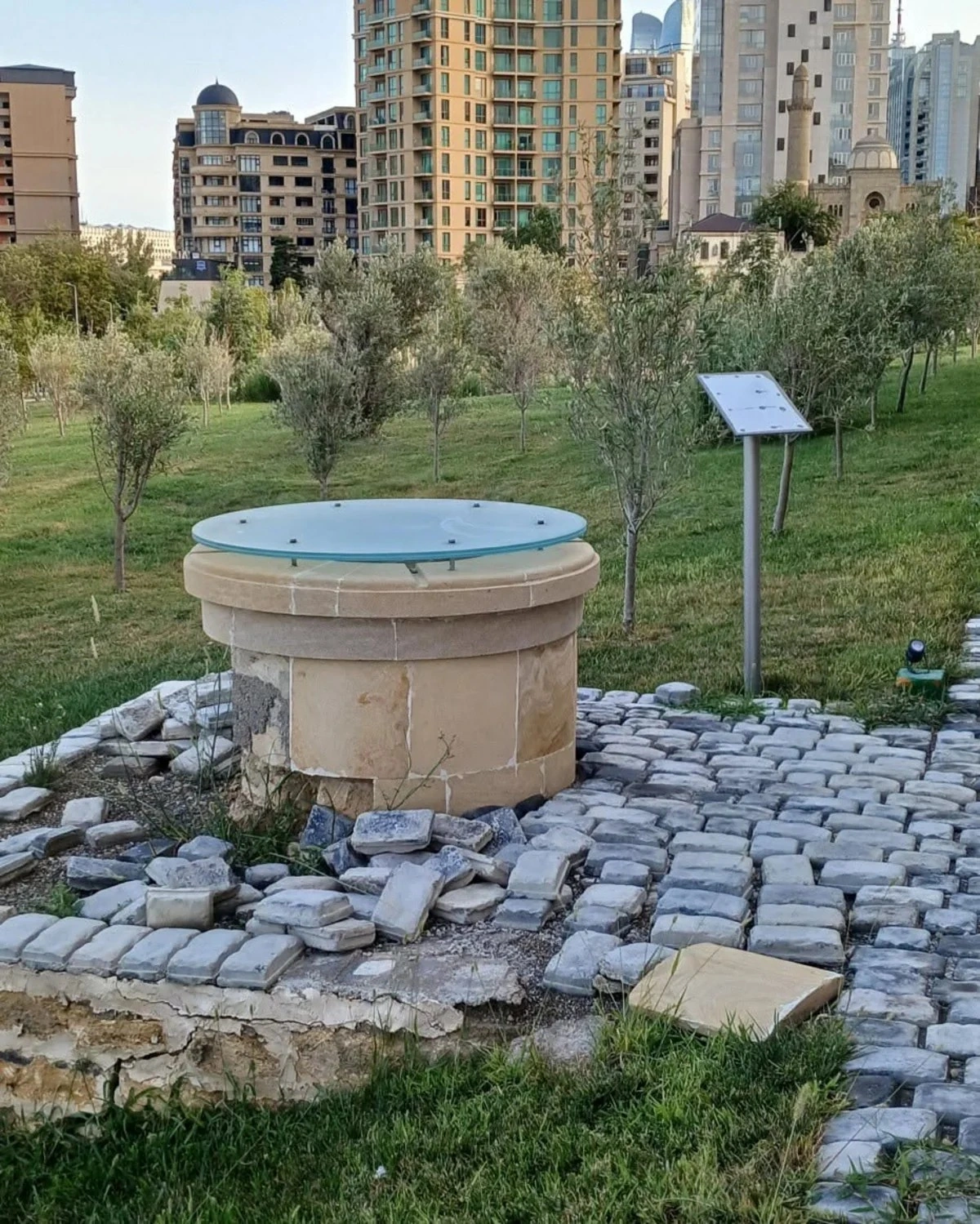 “Təndir hamamı”nın məlumat lövhəsi sökülüb? - FOTOLAR