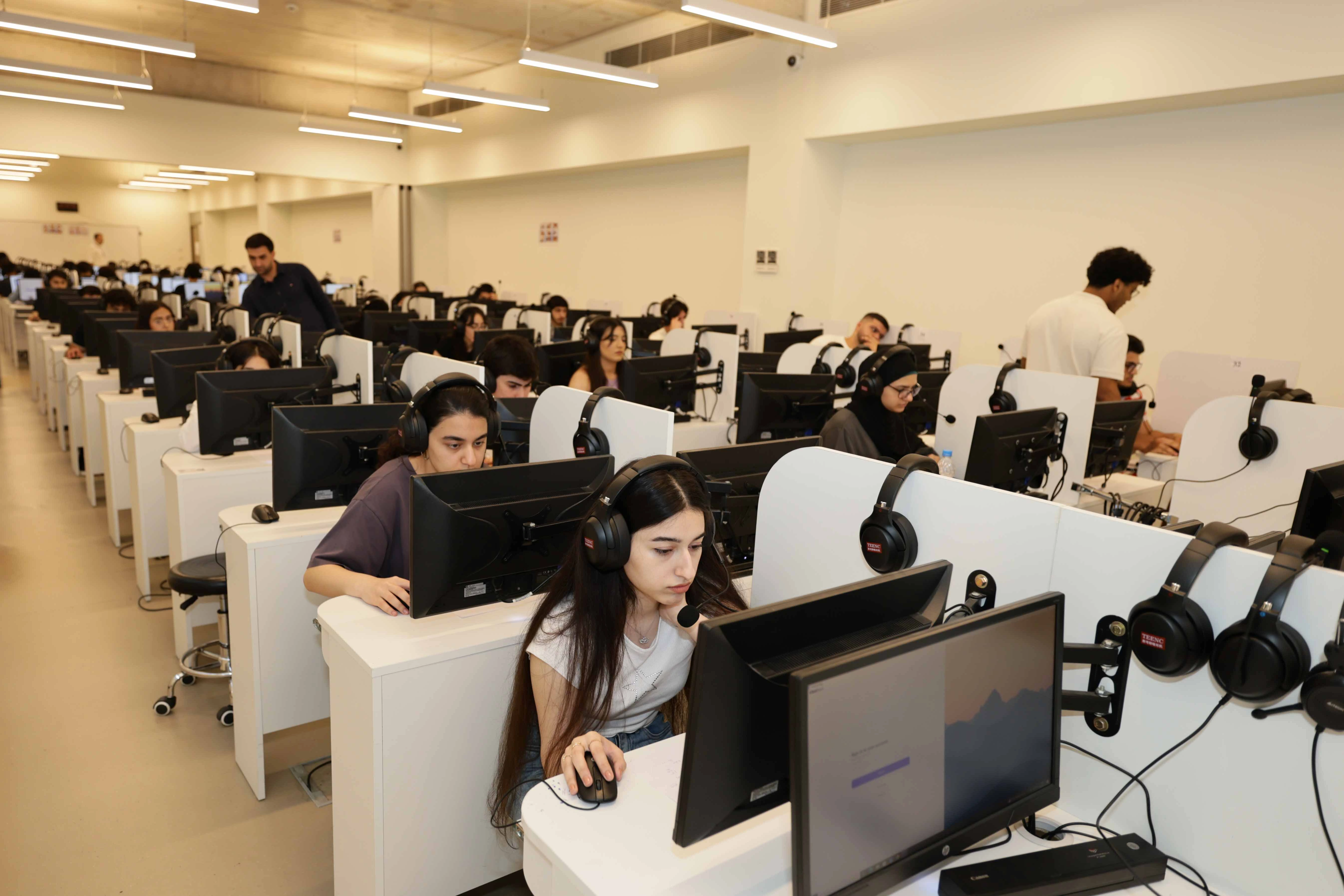 Azərbaycan ali təhsilində ilk: UNEC-də APTIS əsaslı ingilis dili imtahanları keçirilir - FOTO
