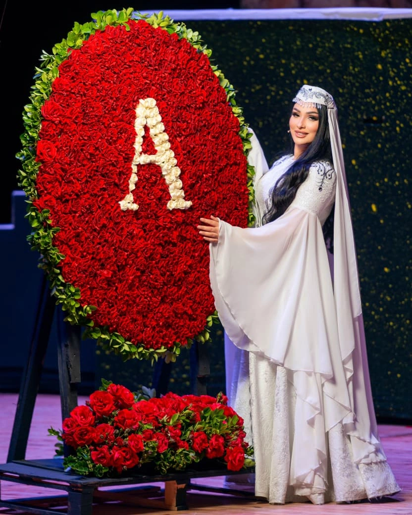 “Artıq çəkimi atıb 15 il sonra Leylini oynadım”-Zeynəb Xanlarova tamaşadan öncə xanəndəyə nə deyib?-ÖZƏL