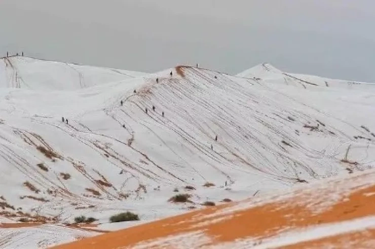 Sahara səhrasına 40 ildə yeddinci dəfə qar yağdı - FOTO
