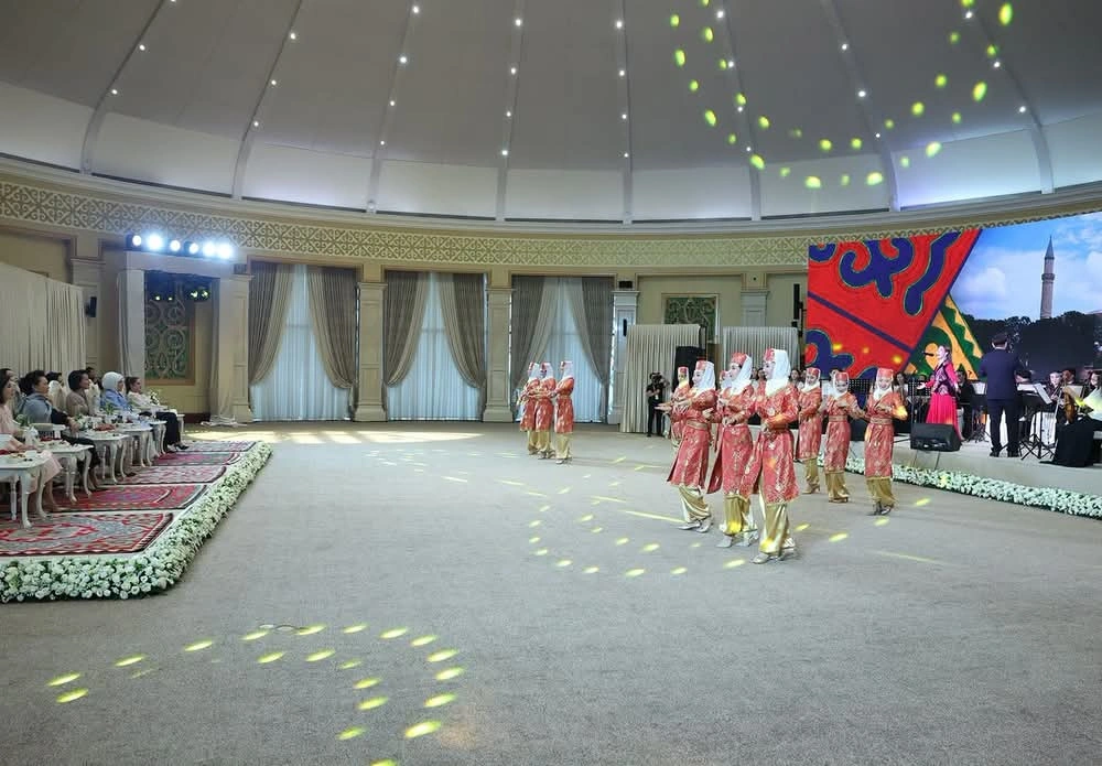 Mehriban Əliyeva Bişkekdə əl işləri sərgisini ziyarət edib - FOTO