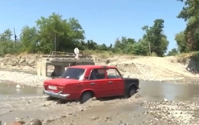 Üç min vətəndaşın yolu uzanıb - 4 aydır tədbir görülmür - VİDEO