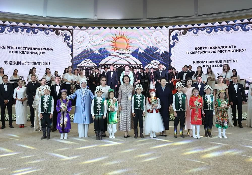 Mehriban Əliyeva Bişkekdə əl işləri sərgisini ziyarət edib - FOTO