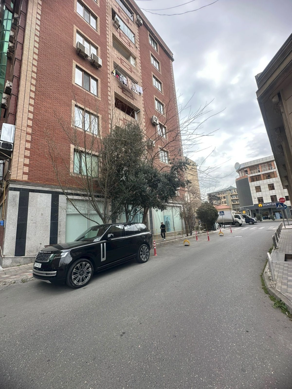 Bakıda "Land Rover"in sürücüsü həyəti özününküləşdirdi - FOTOLAR