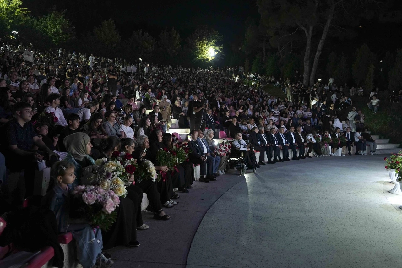 Xətaidə yüksək bal toplamış məzunlarla görüş və konsert proqramı təşkil olundu - FOTO/VİDEO