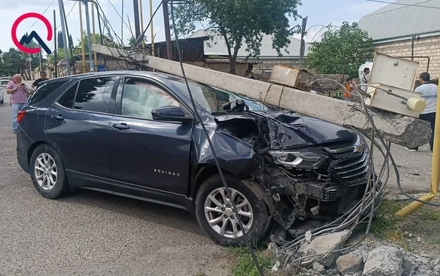 Tovuzda qəza: "Chevrolet" işıq dirəyinə çırpıldı