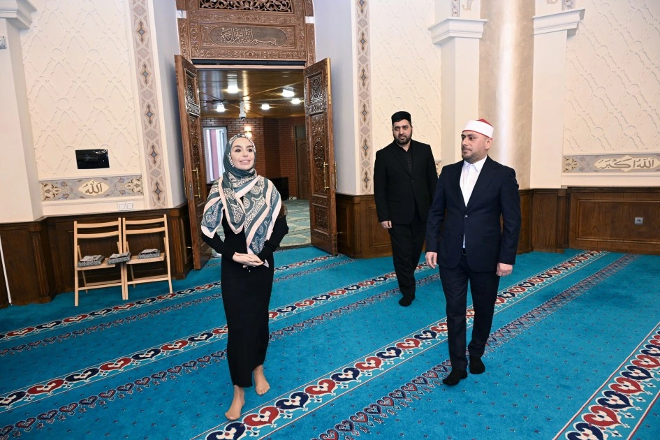 Leyla və Alena Əliyevalar Cümə məscidində - FOTOLAR