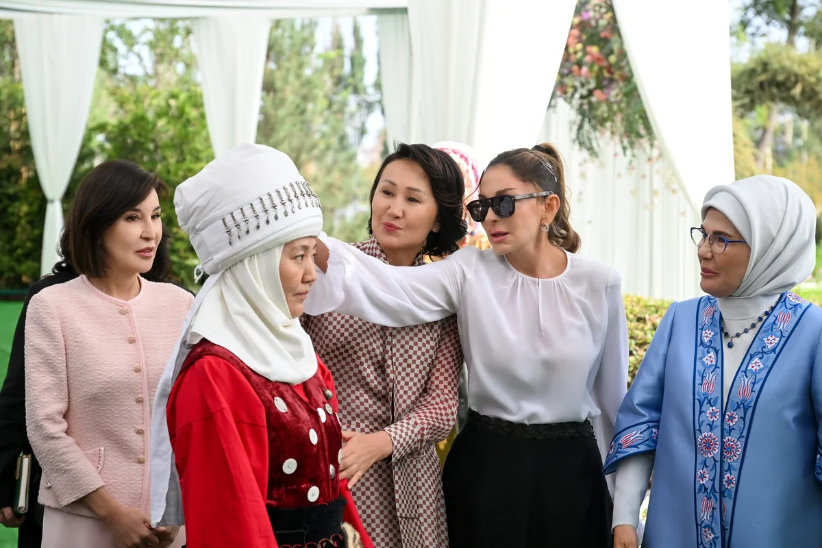 Mehriban Əliyeva Bişkekdə dekorativ-tətbiqi sənət ustalarının əl işlərindən ibarət sərgi ilə tanış oldu - FOTO