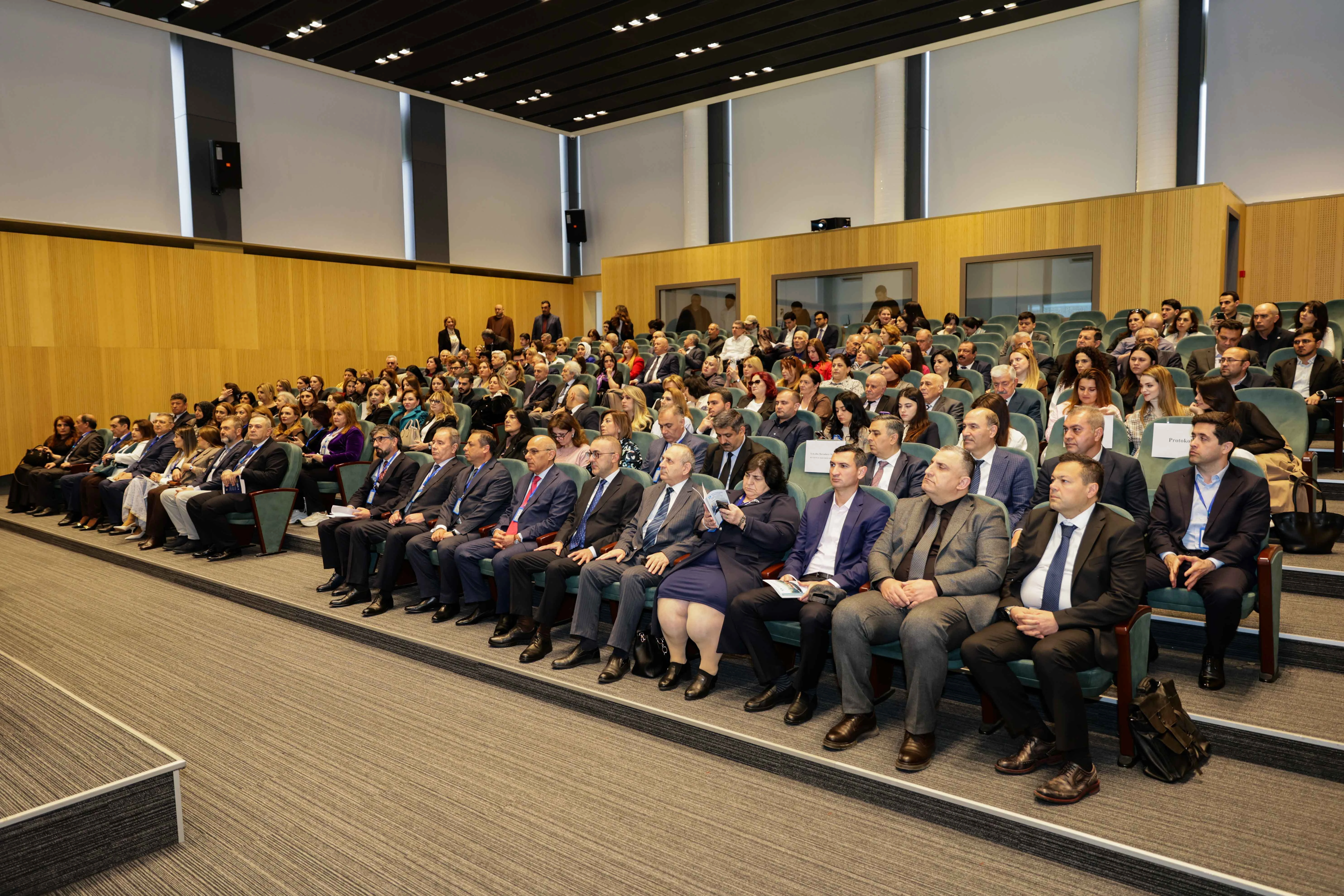 UNEC-də “Rəqəmsal iqtisadiyyat: Müasir çağırışlar və real imkanlar” mövzusunda IV beynəlxalq konfrans öz işinə başlayıb - FOTO