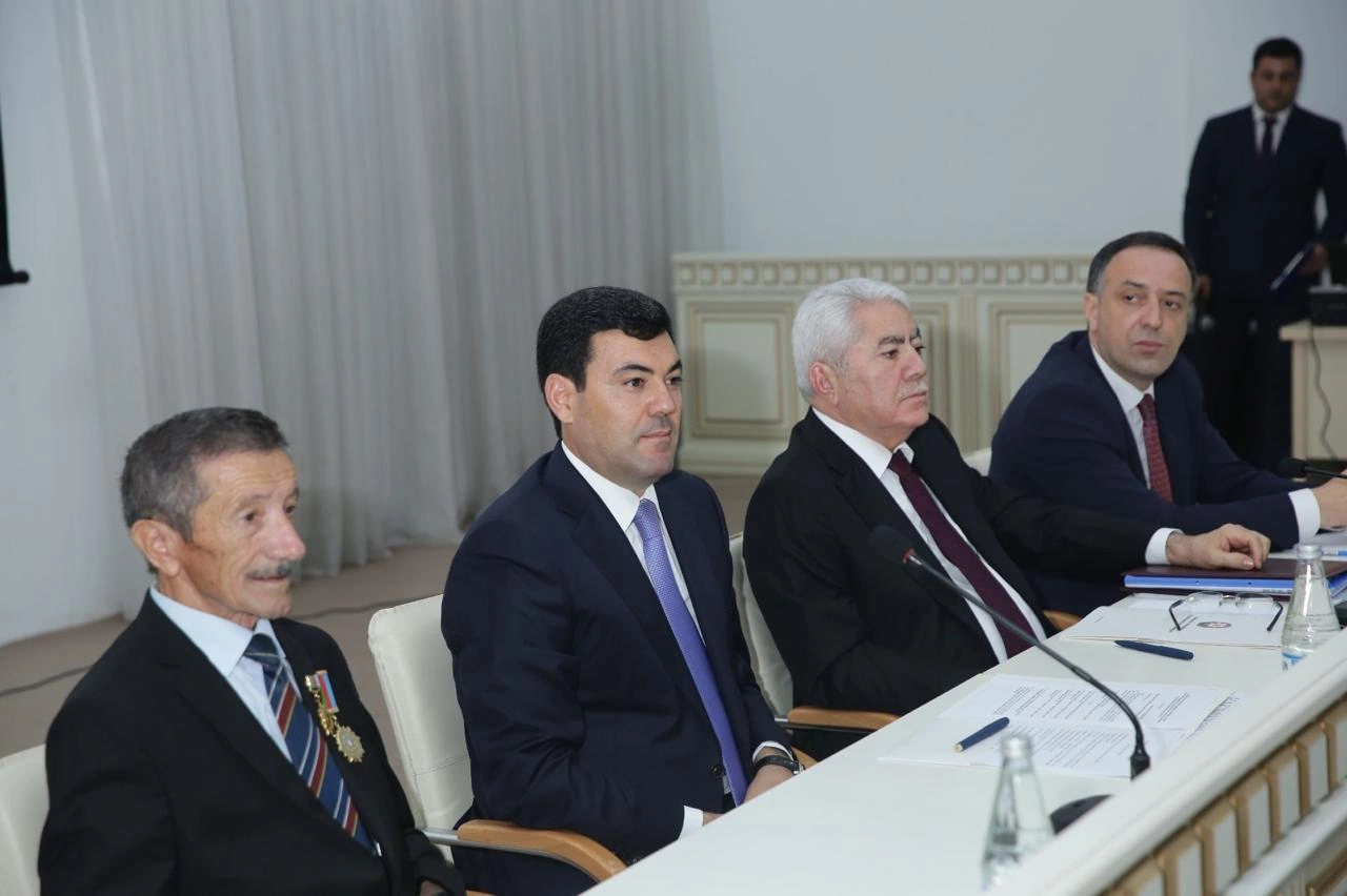 Ağalar Vəliyev yüksək bal toplayan Xaçmazlı tələbələri mükafatlandırdı