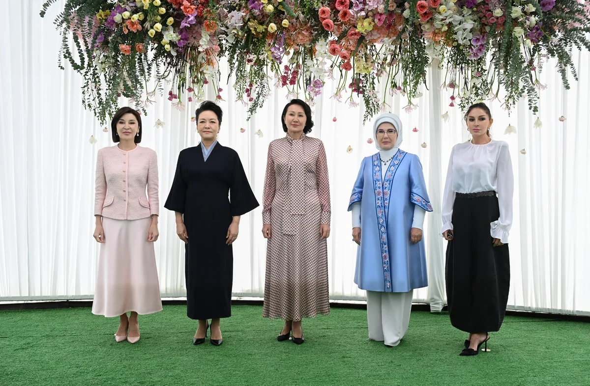 Mehriban Əliyeva Bişkekdə dekorativ-tətbiqi sənət ustalarının əl işlərindən ibarət sərgi ilə tanış oldu - FOTO