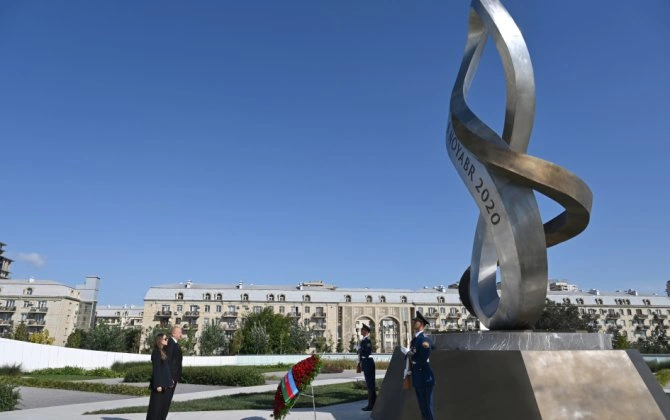 İlham Əliyev Anım Günü ilə əlaqədar Bakıdakı Zəfər parkında olub - FOTO