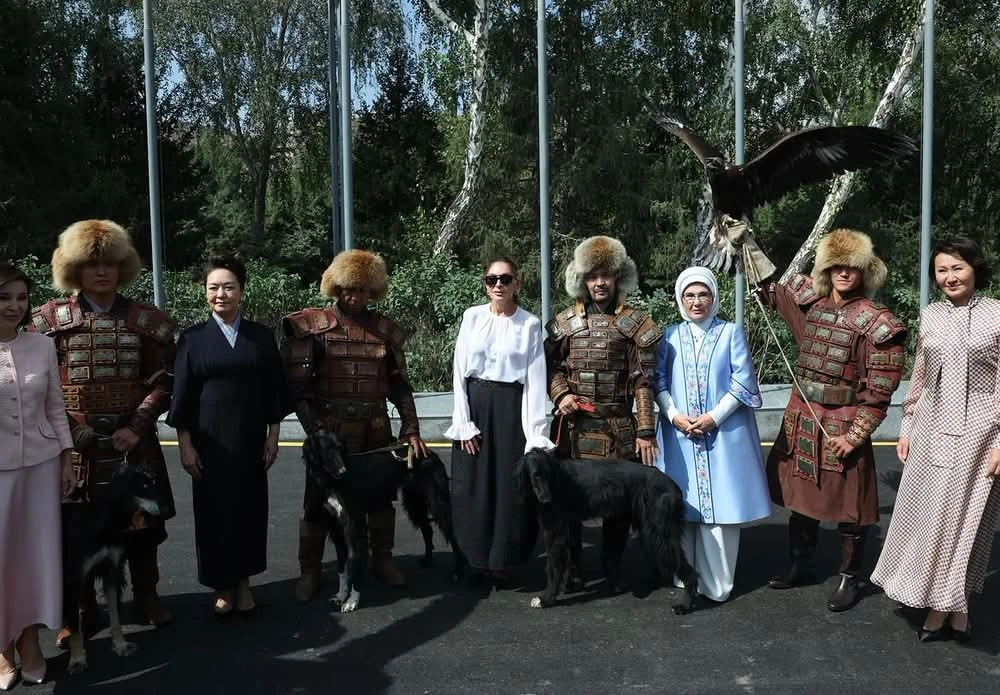 Mehriban Əliyeva Bişkekdə əl işləri sərgisini ziyarət edib - FOTO