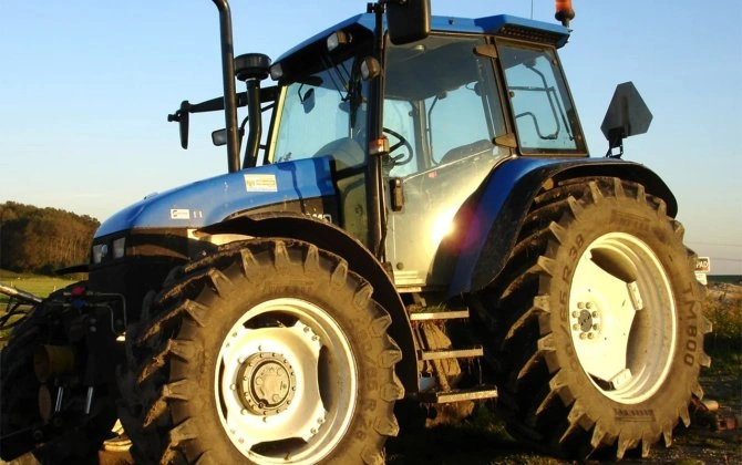 Traktor dirəyə çırpıldı - Pilləkəndəki şəxs yıxılıb öldü