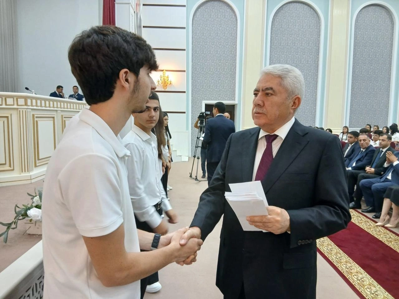 Ağalar Vəliyev yüksək bal toplayan Xaçmazlı tələbələri mükafatlandırdı