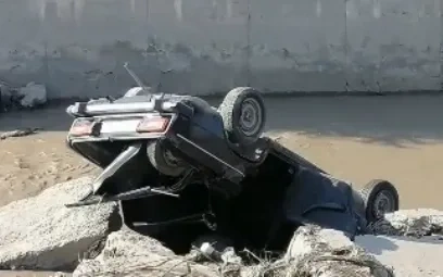 Sükan arxasında yuxulayan sürücü maşını körpüdən aşırdı - VİDEO