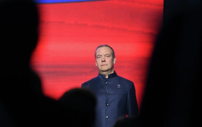 "Bu hələ çiçəklərdir, ağzınızı yumun" - Medvedev