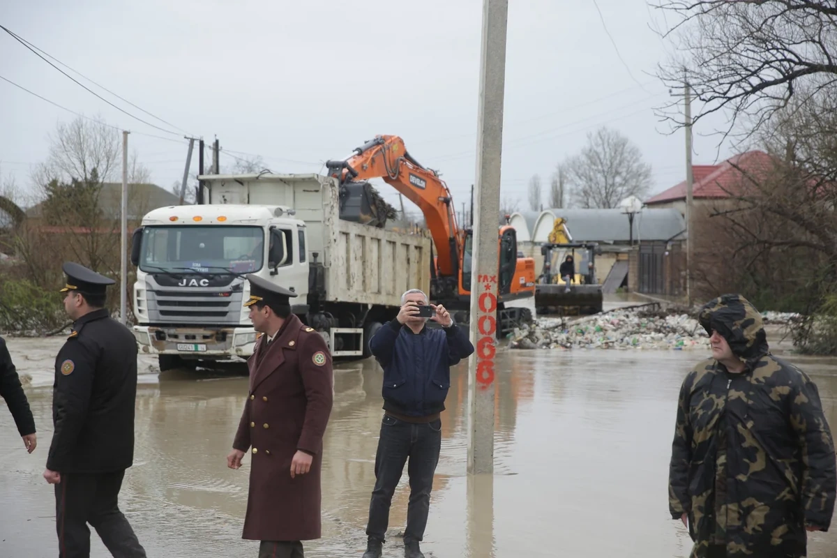 Xaçmazda selin fəsadları: 500-dən çox evi su basıb, avtomobil körpüsü dağılıb - FOTO - VİDEO