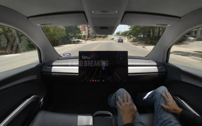 Nə sükan var, nə pedal: Tesla gələcəyin avtomobilini yola çıxardı - VİDEO