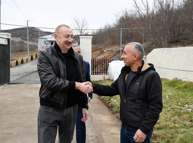 İlham Əliyev Ağdərənin Heyvalı kəndində Abbasovlar ailəsinə baş çəkib
