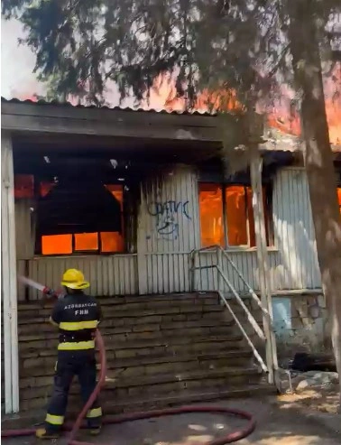 Binəqədidə köhnə tikilidəki yanğın söndürüldü - FOTO/VİDEO - YENİLƏNİB