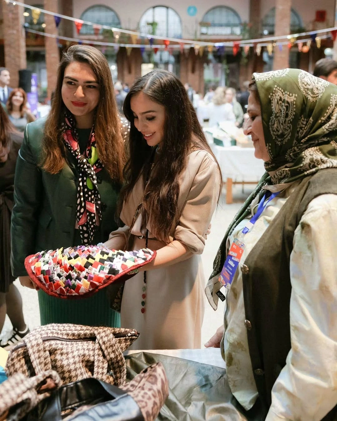 Prezidentin qızları və gəlini "Woman Bazaar" festivalında - FOTOLAR