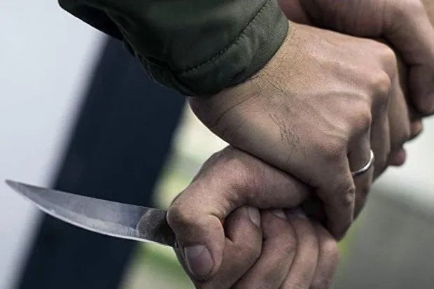 Oğul ona siqaret almayan atasını bıçaqladı