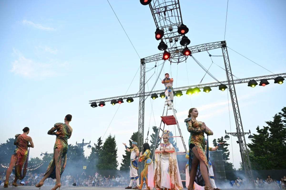 Leyla və Arzu Əliyevalar "CandyFest" yay festivalını ziyarət edib, "Sehrli mirvari" su sirki şousunu izləyiblər - FOTO