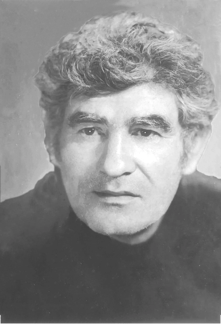 “Mərkəzi Komitənın məsul işçiləri bizi Meydana gətirdi və arxadan tribunaya ötürdü...”-Professor