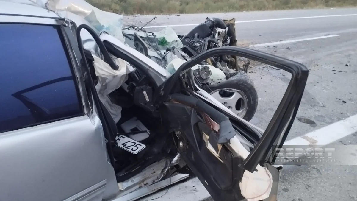Kürdəmirdə "Mercedes" "KamAZ"a çırpıldı, yaralılar var - FOTO