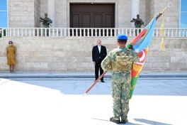Prezident Naxçıvanda yeni komando hərbi hissələrinə Döyüş bayraqlarının verilməsi mərasimində iştirak edib - FOTO