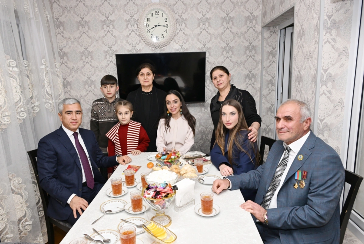 Leyla Əliyeva və Alyona Əliyeva Gəncə Memorial Kompleksini və Milli Qəhrəman Natiq Qasımovun ailəsini ziyarət ediblər - FOTO