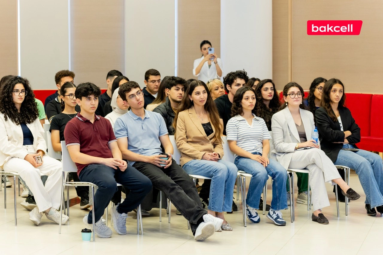 "Bakcell"in baş icraçı direktoru ADA Universitetinin tələbələri ilə görüşüb - FOTOLAR