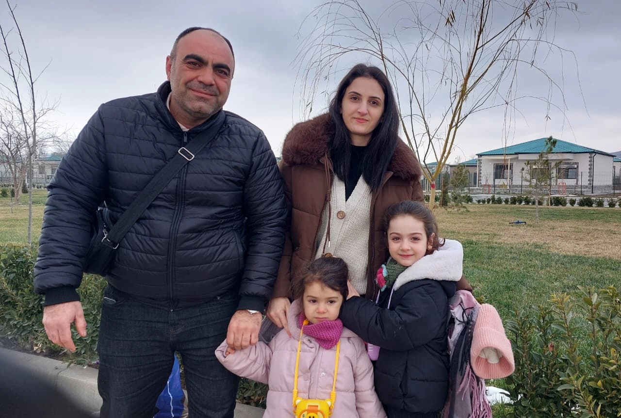 Köç karvanı Zəngilanın Məmmədbəyli kəndinə çatdı, açarlar təqdim edildi -FOTO