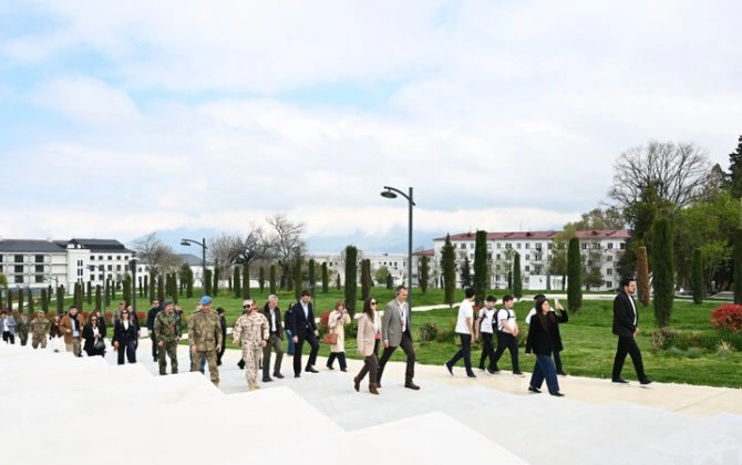 Diplomatik korpusun nümayəndələri Xankəndi Zəfər parkına gediblər - FOTO