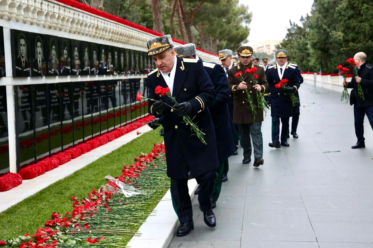 Prokurorluq əməkdaşları Şəhidlər xiyabanını ziyarət etdi - FOTOLAR