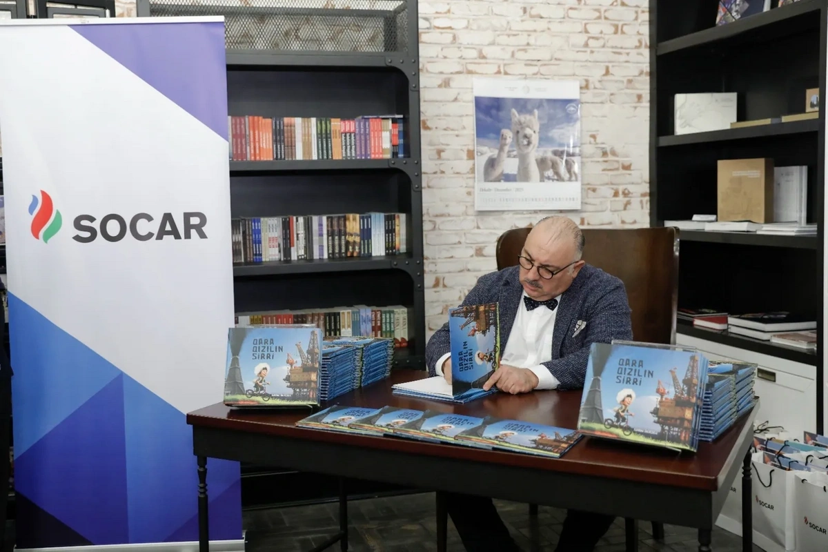 Bakı Kitab Mərkəzində SOCAR-ın dəstəyi ilə hazırlanmış "Qara qızılın sirri" adlı kitabın təqdimatı keçirilib - FOTO