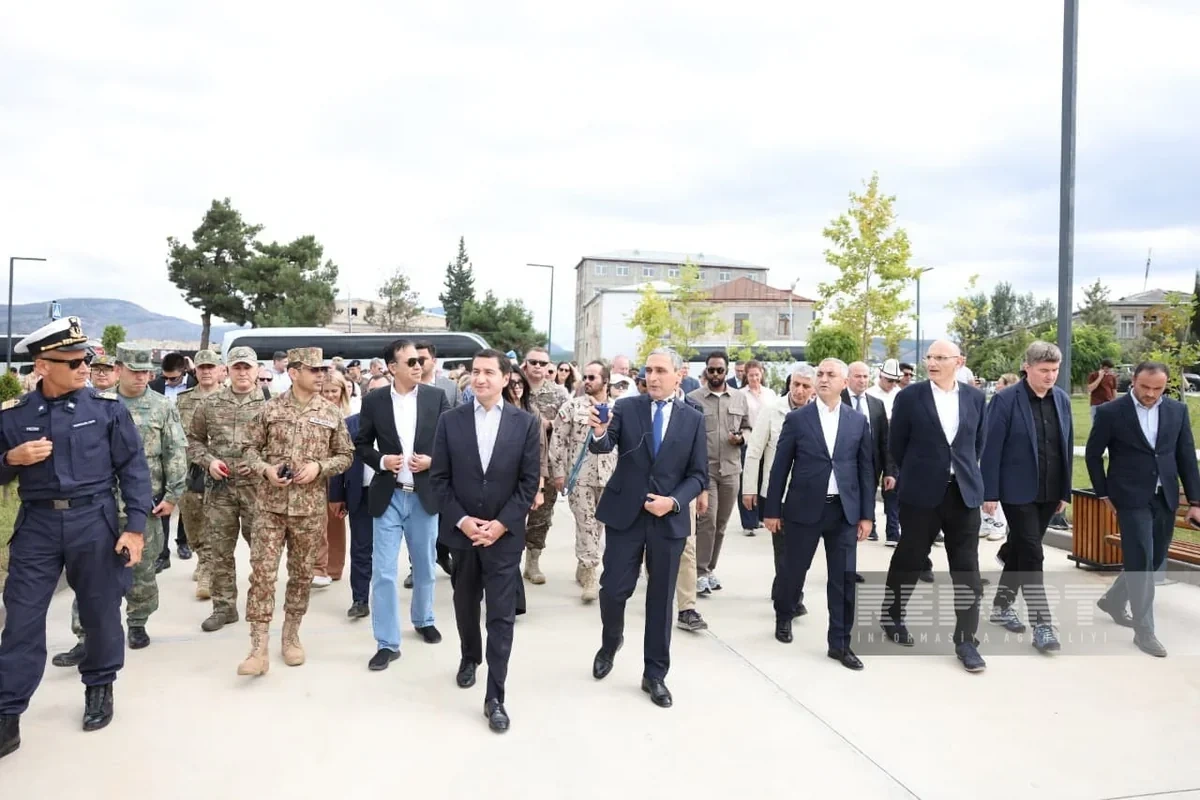 Xarici diplomatlar Qarabağ Universitetinin fəaliyyəti ilə tanış olublar - FOTO