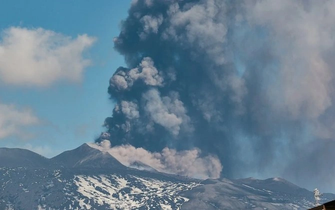 Siciliyada Etna vulkanı aktivləşdiyi üçün hava əlaqəsi məhdudlaşdırılıb